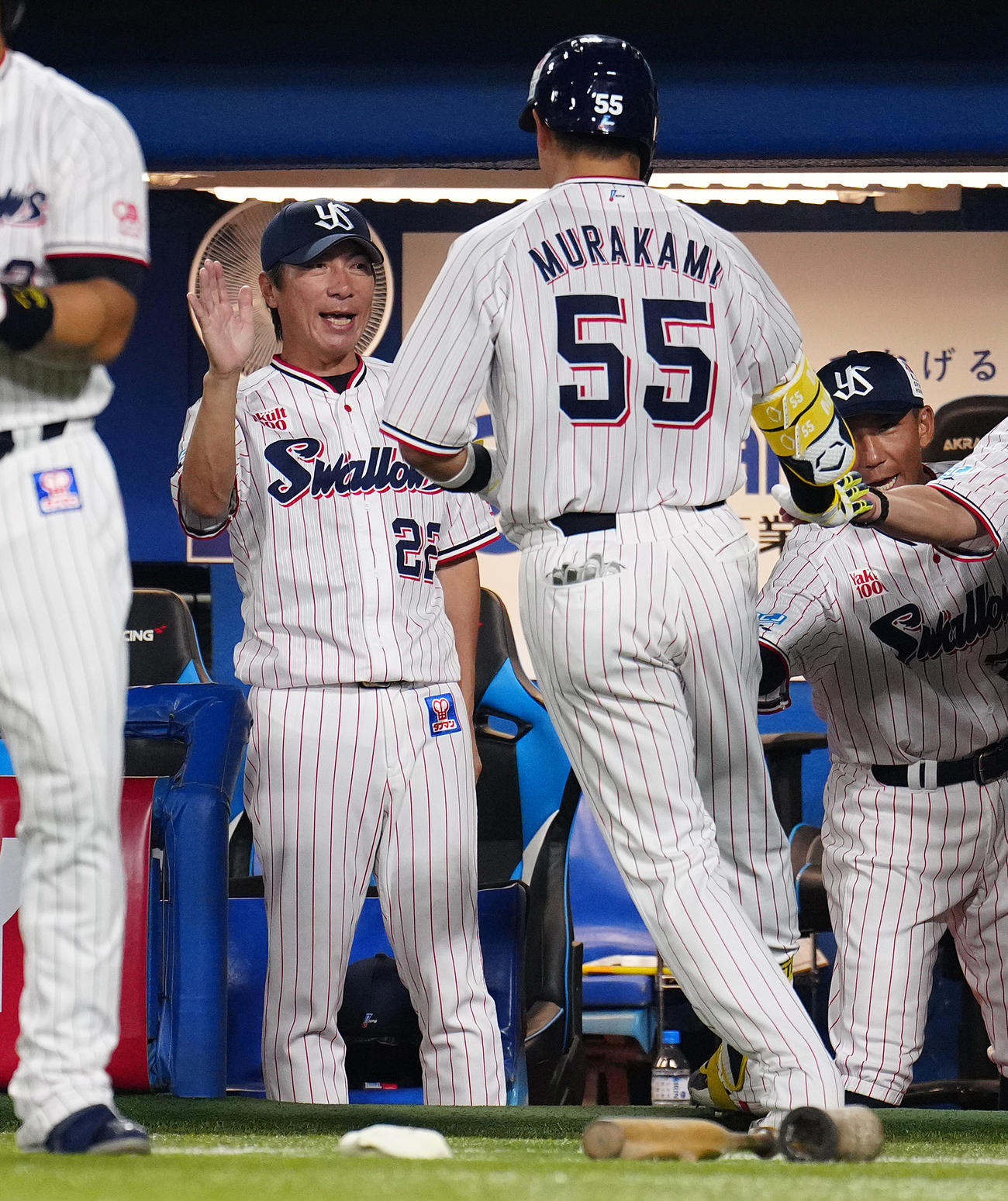 ヤクルト対阪神　4回裏ヤクルト1死、左中間への先制のソロ本塁打を放った村上を迎える高津監督（左）（撮影・鈴木みどり）