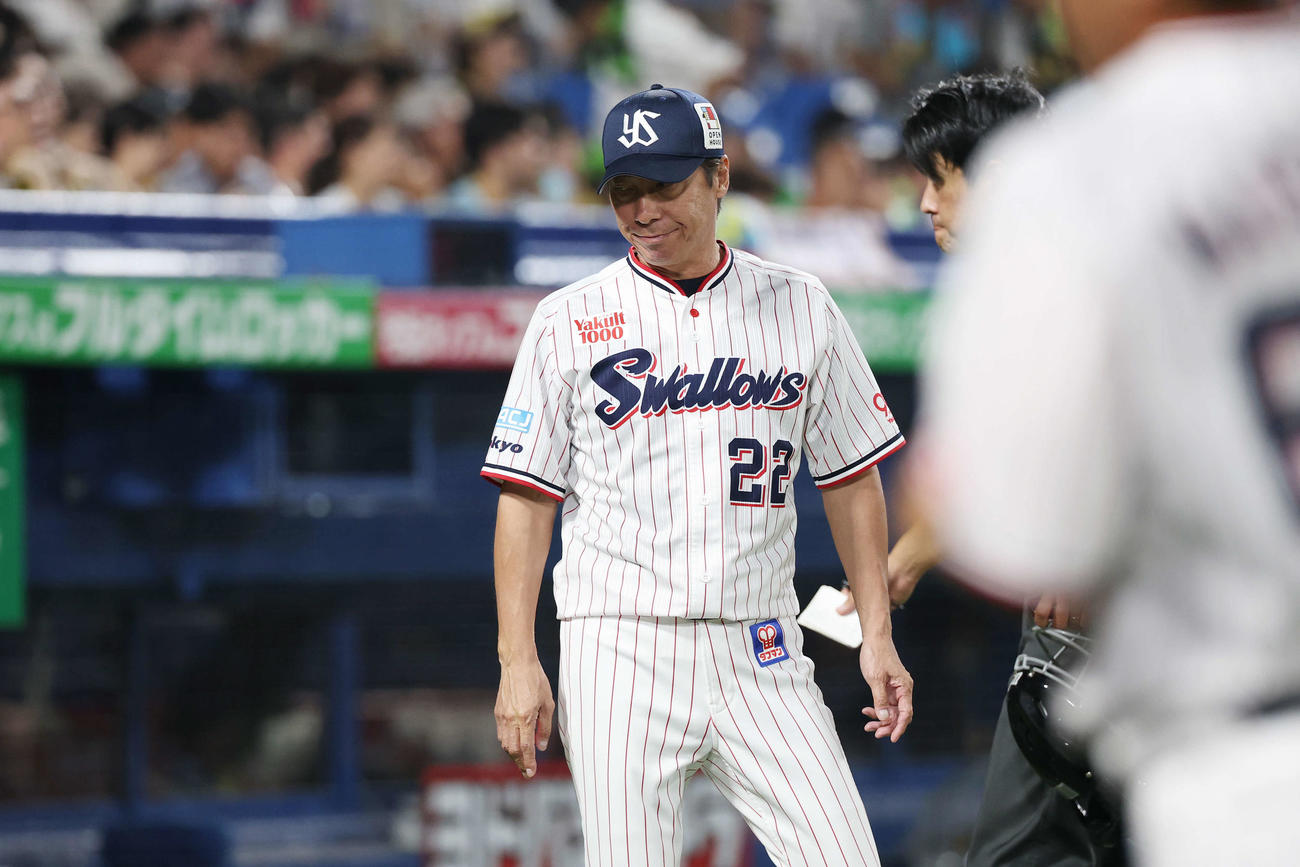 ヤクルト対阪神　8回表、選手交代を告げたヤクルト高津監督（撮影・宮地輝）
