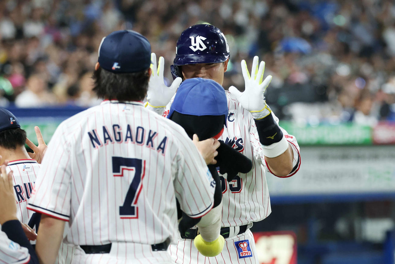 ヤクルト対阪神　4回裏ヤクルト1死、左中間へソロ本塁打を放った村上はつば九郎ぬいぐるみと喜ぶ（撮影・宮地輝）