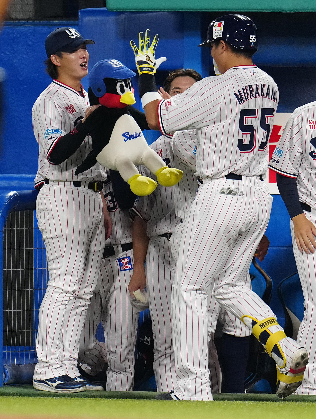 ヤクルト対阪神　4回裏ヤクルト1死、左中間への先制のソロ本塁打を放った村上を迎える長岡（左）とつば九郎のぬいぐるみ（撮影・鈴木みどり）