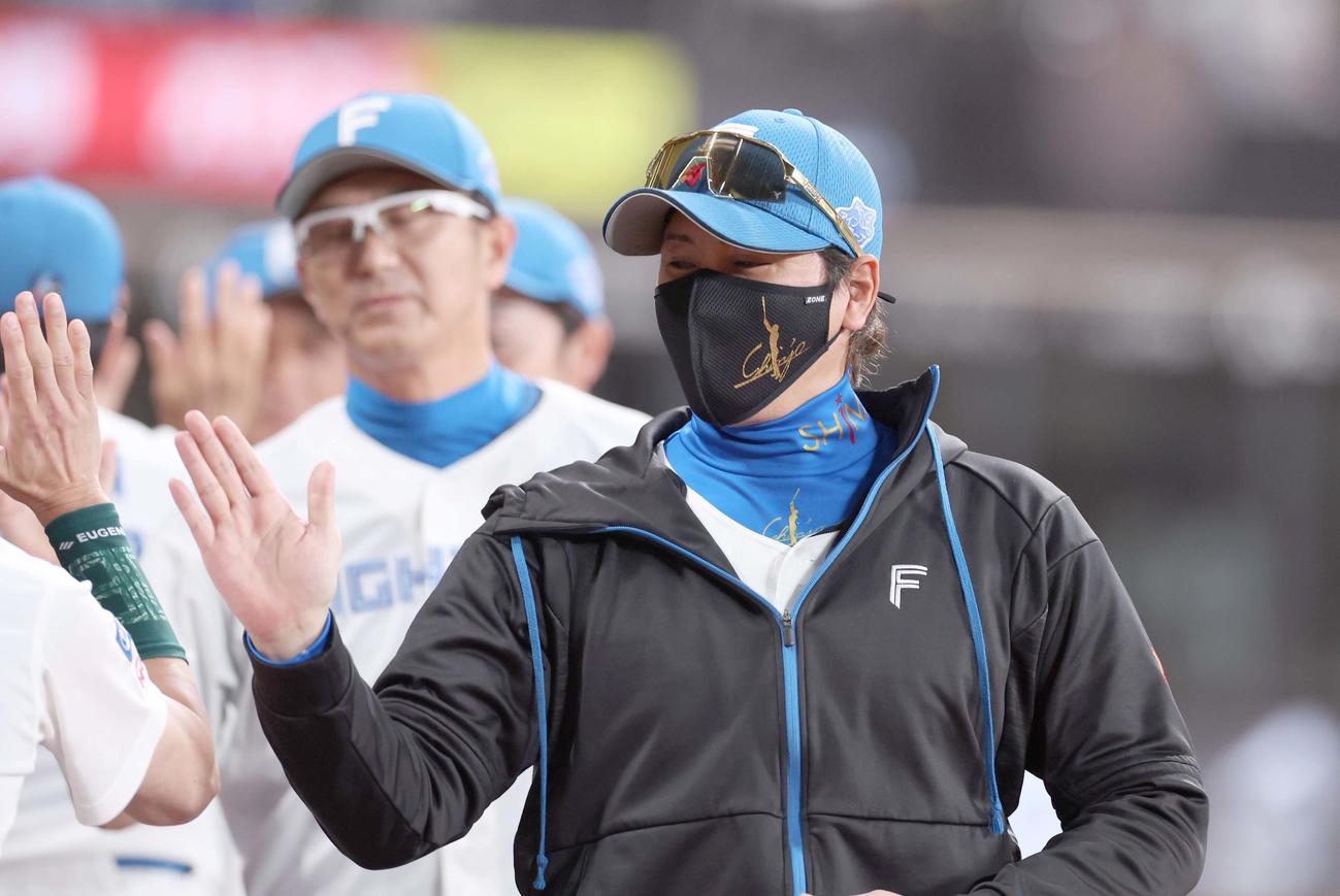 日本ハム対ソフトバンク　試合後、スタッフらとタッチする新庄監督（撮影・黒川智章）