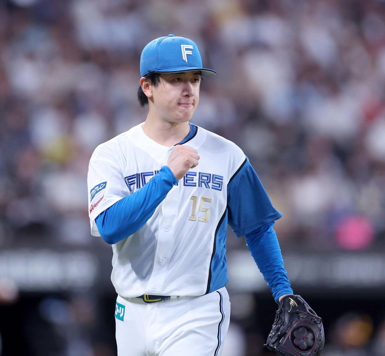 日本ハム対ソフトバンク　4回表、無失点に抑えガッツポーズの北山（撮影・黒川智章）