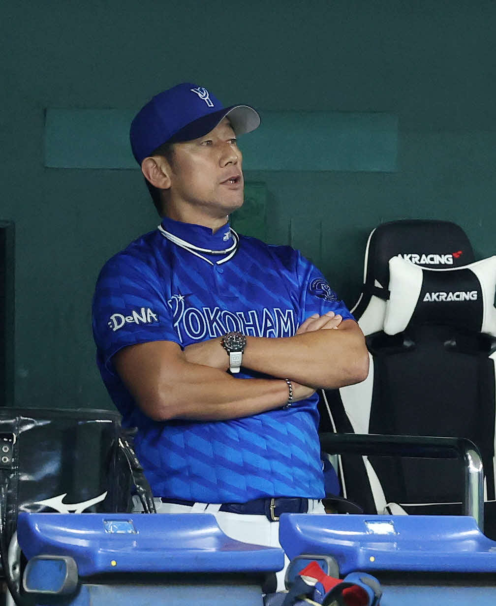 巨人対DeNA 9回表、戦況を見つめるDeNA三浦監督（撮影・鈴木正人）