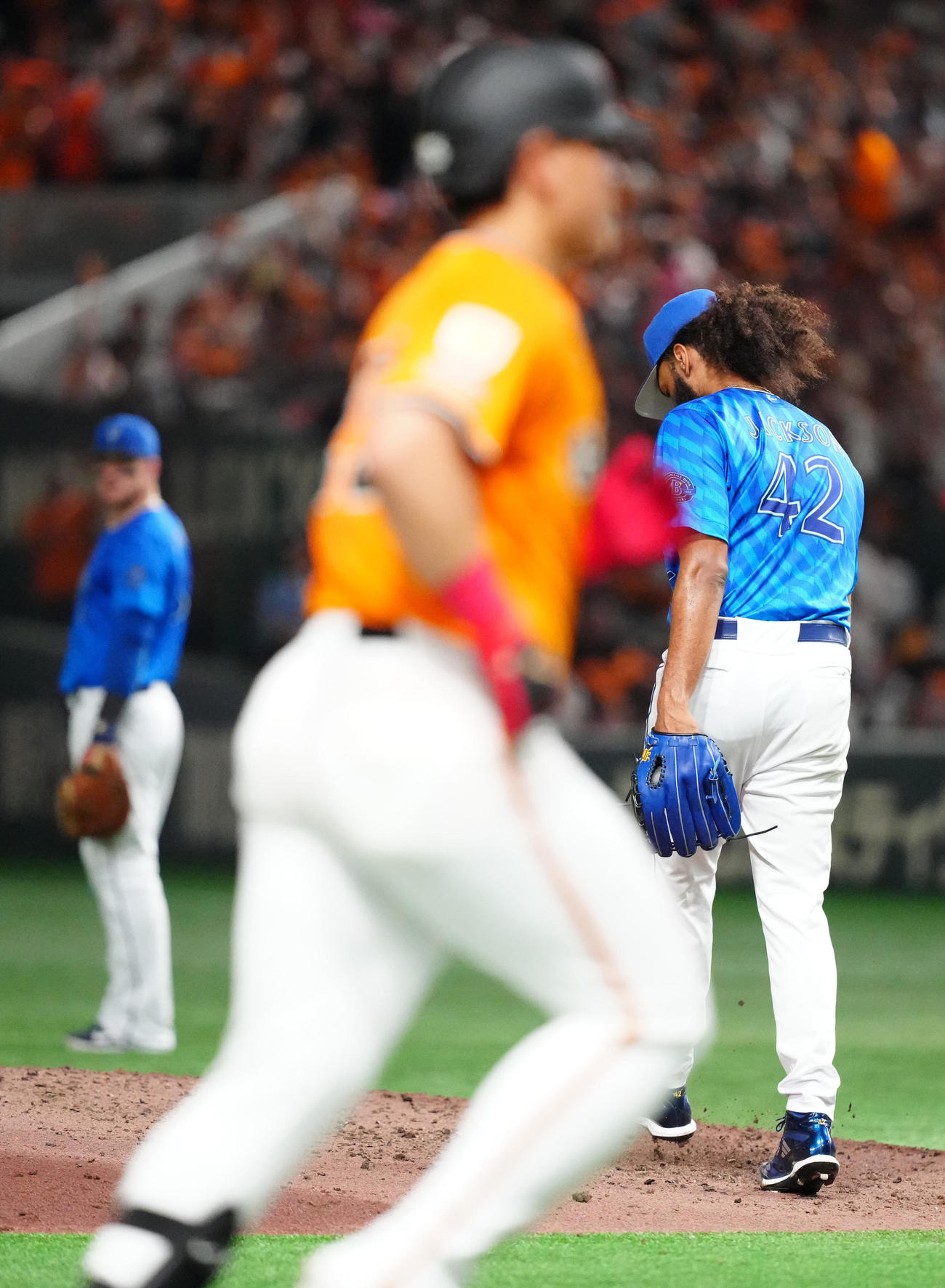 巨人対DeNA 3回裏巨人2死、岡本（手前）に先制ソロ本塁打を浴びたジャクソン（撮影・江口和貴）