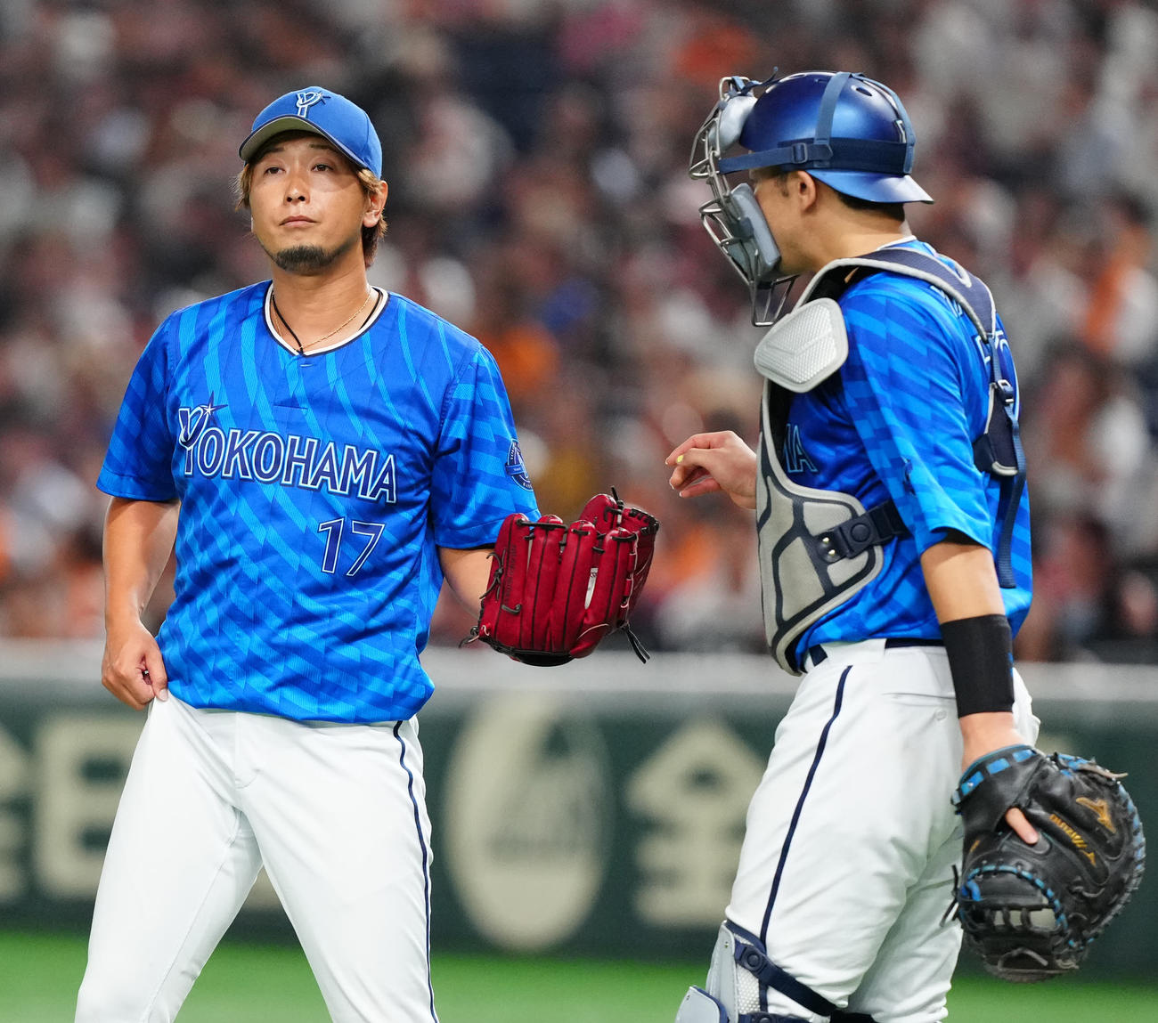 巨人対DeNA 7回裏巨人2死一塁、中山に四球を与えた三嶋（左）（撮影・江口和貴）