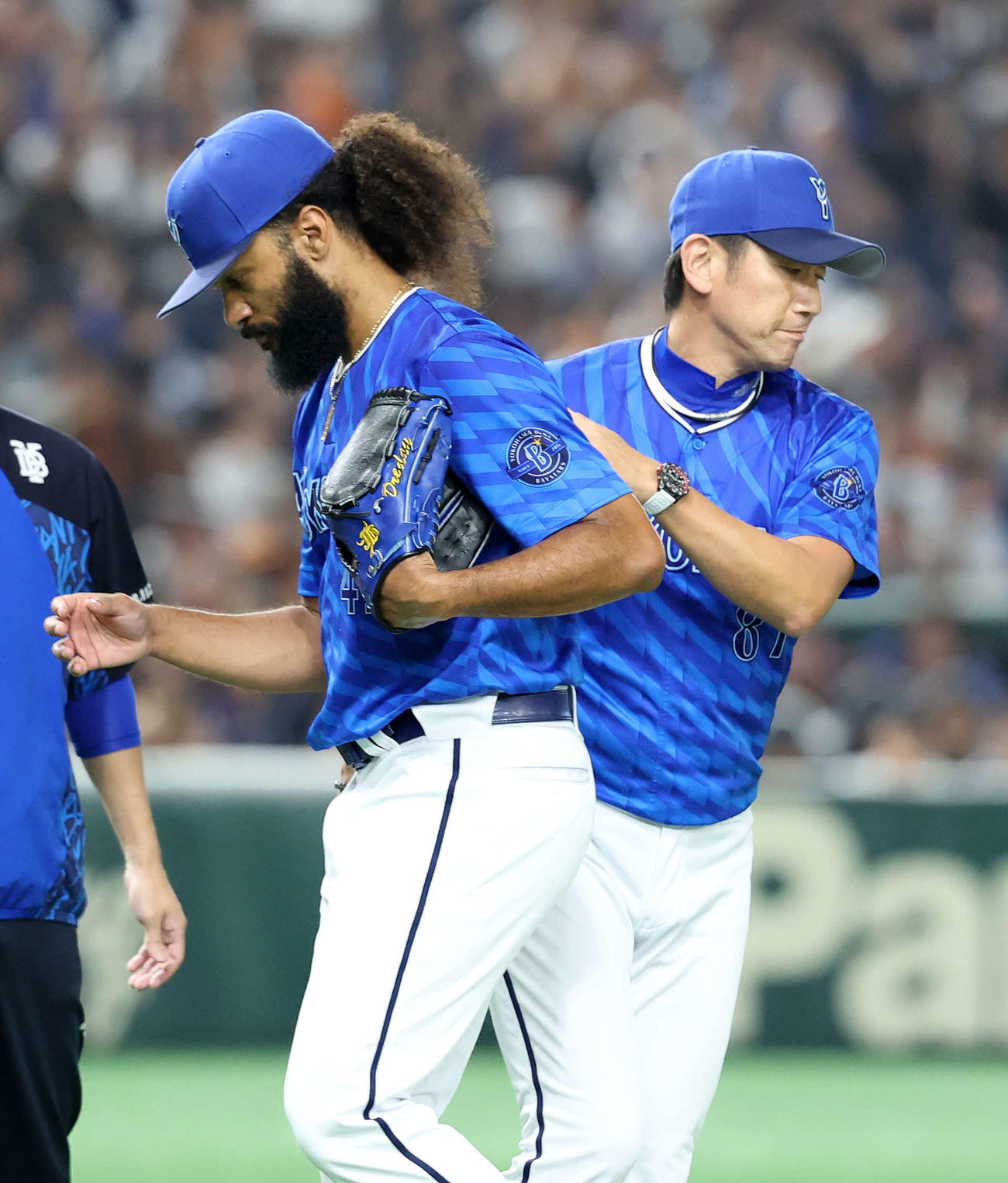 巨人対DeNA 6回裏、先発のDeNAジャクソン（左）を労う三浦監督（撮影・鈴木正人）