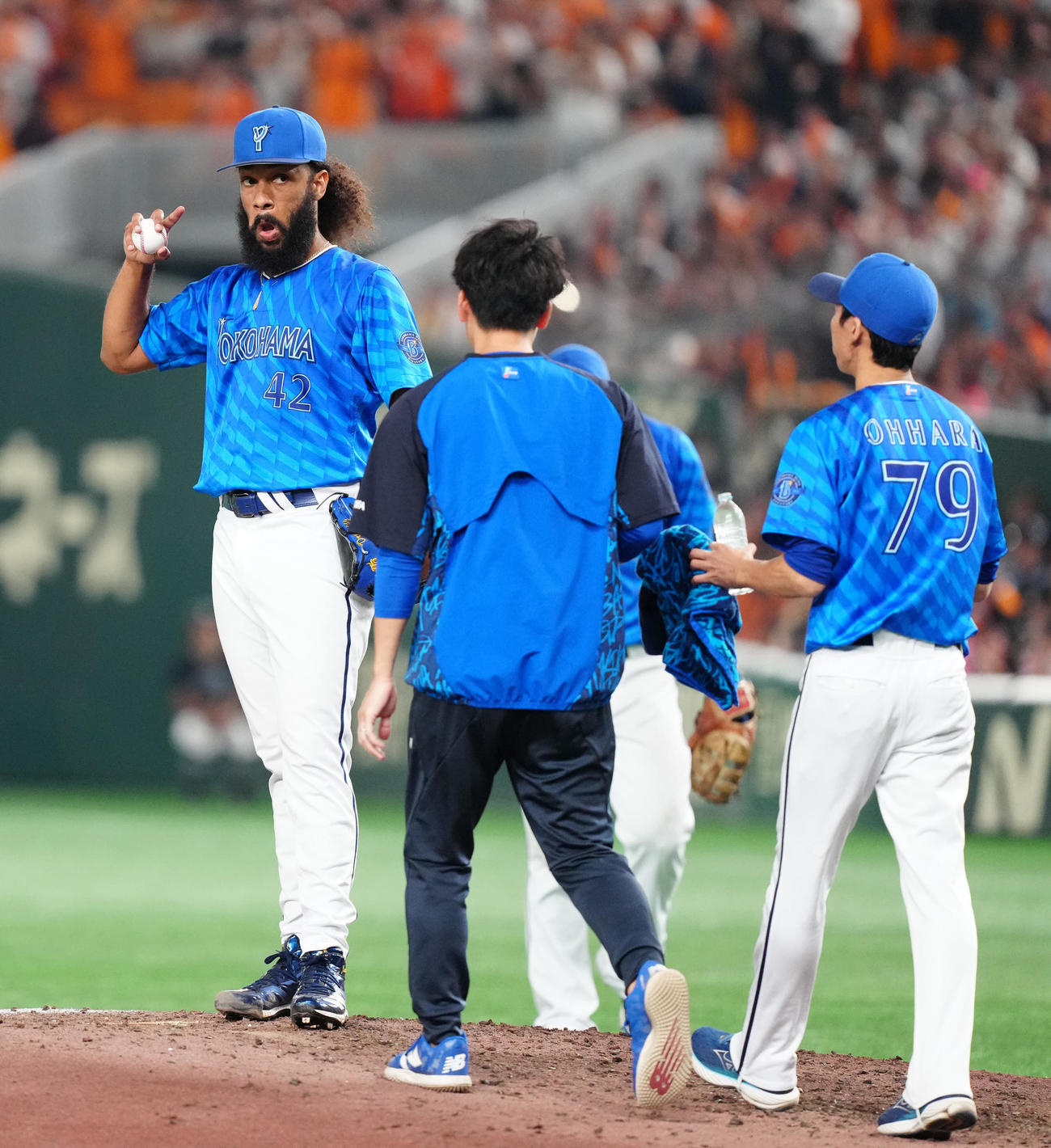 巨人対DeNA 6回裏、マウンドで激励を受けるDeNA先発のジャクソン（左）（撮影・江口和貴）