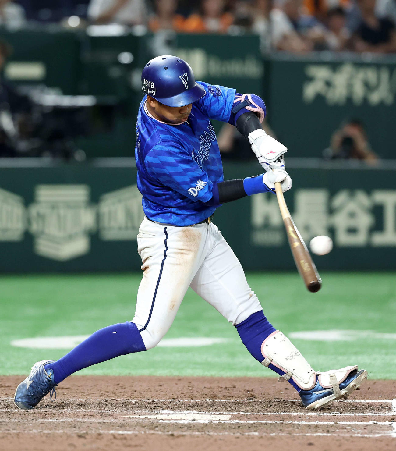 巨人対DeNA 8回表DeNA1死三塁、桑原は中前適時打を放つ（撮影・鈴木正人）