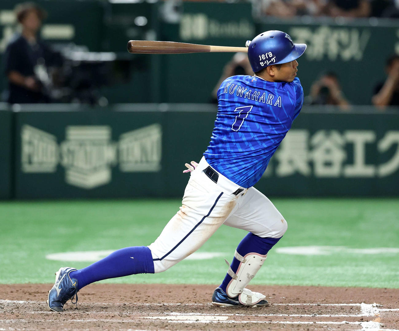 巨人対DeNA 8回表DeNA1死三塁、桑原は中前適時打を放つ（撮影・鈴木正人）