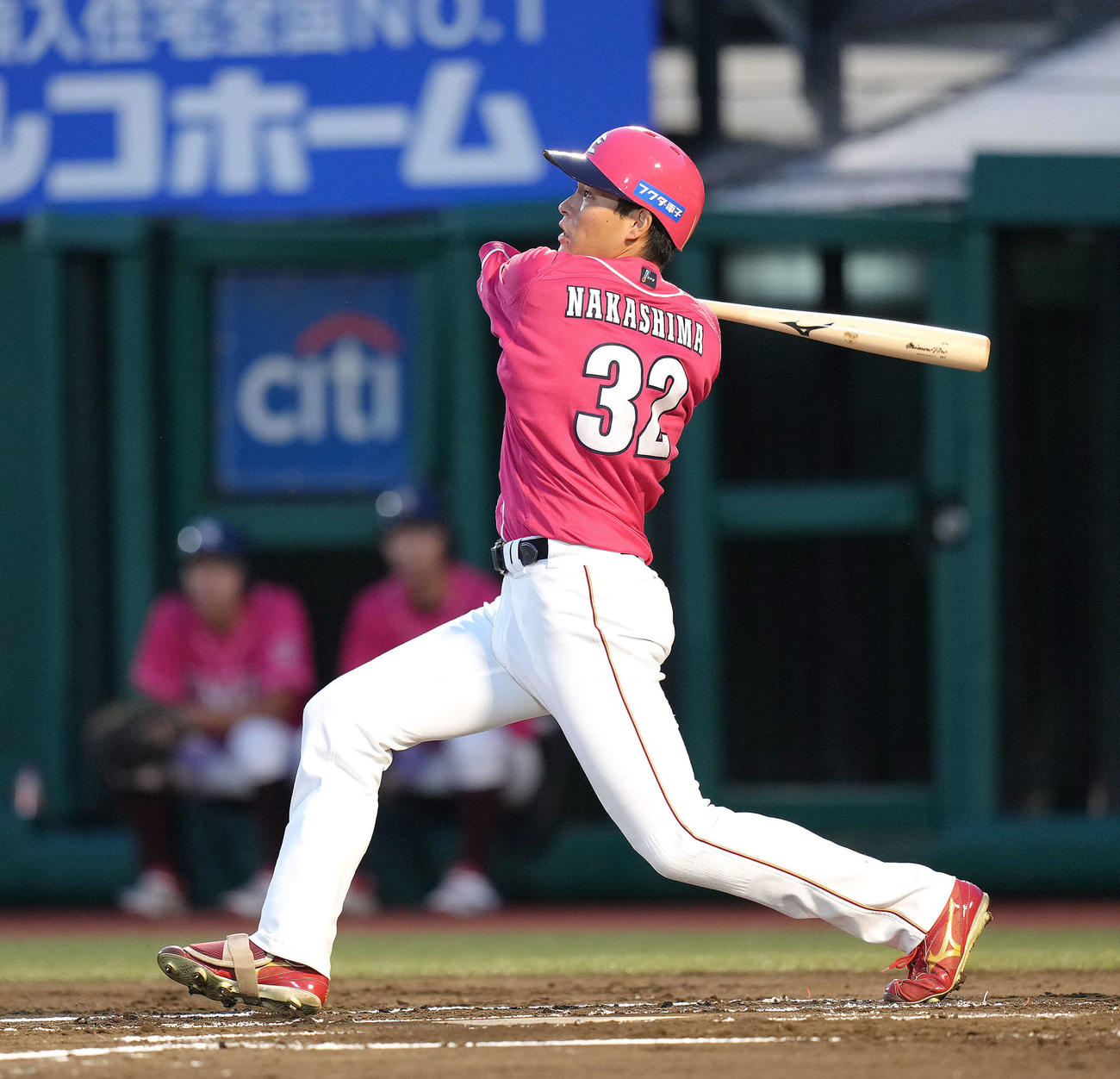 楽天対オリックス　1回裏楽天無死、先頭打者本塁打を放つ中島（撮影・足立雅史）