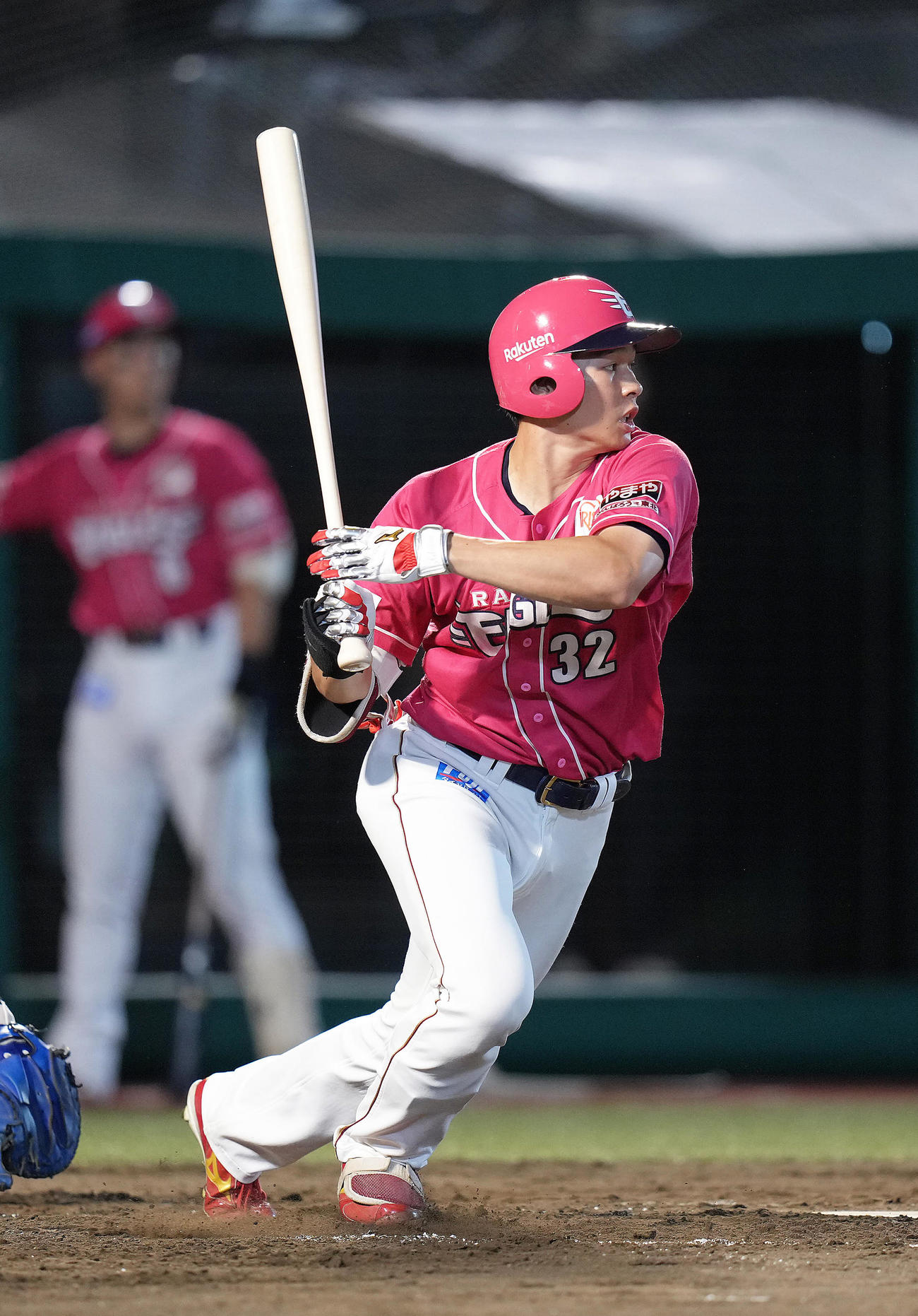 楽天対オリックス　5回裏楽天1死二塁、中島は三塁内野安打を放つ（撮影・足立雅史）