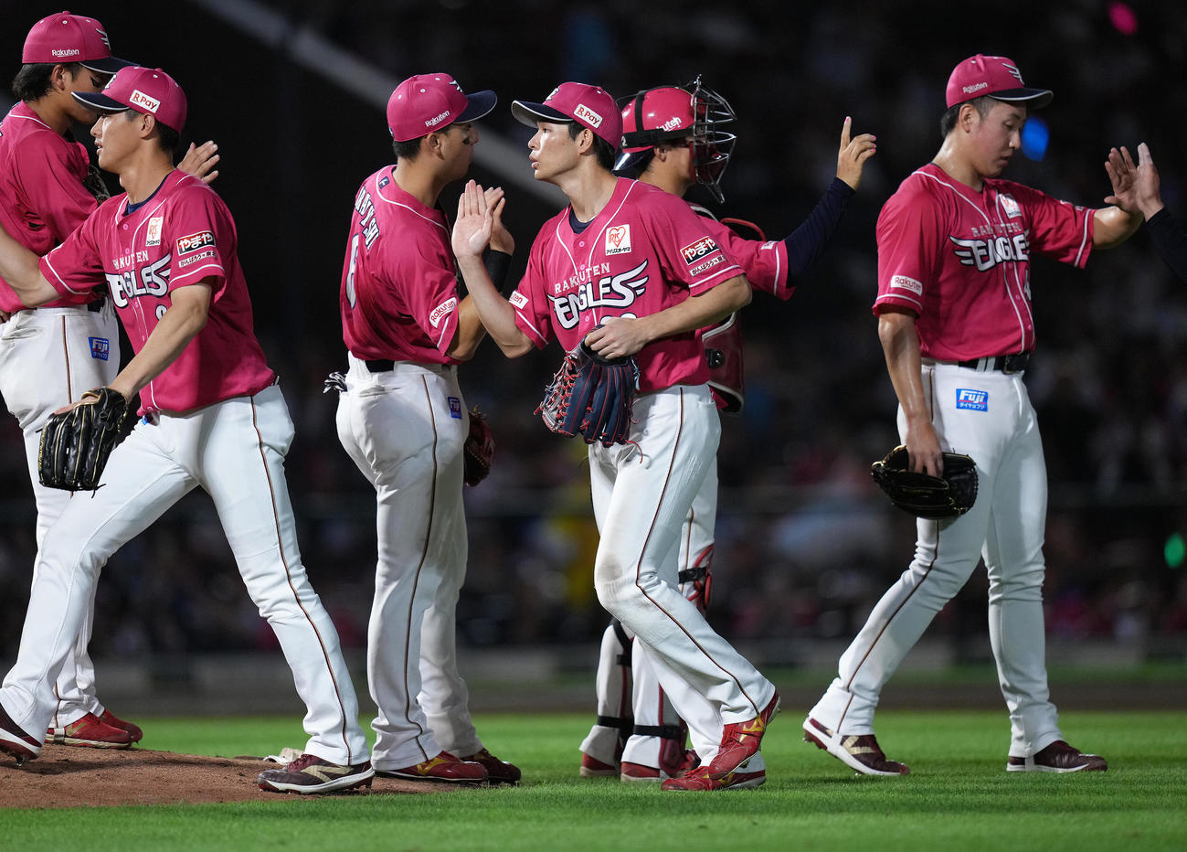 楽天対オリックス　オリックスに勝利しタッチを交わす楽天中島（中央）ら（撮影・足立雅史）