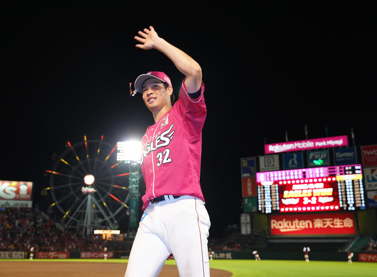 楽天対オリックス　オリックスに勝利しスタンドの声援に応える楽天中島（撮影・足立雅史）
