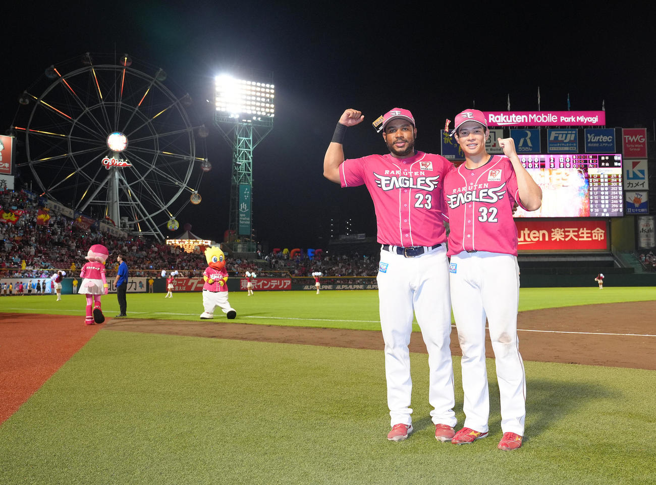 楽天対オリックス　オリックスに勝利し笑顔でポーズを決める楽天のフランコ（左）と中島（撮影・足立雅史）