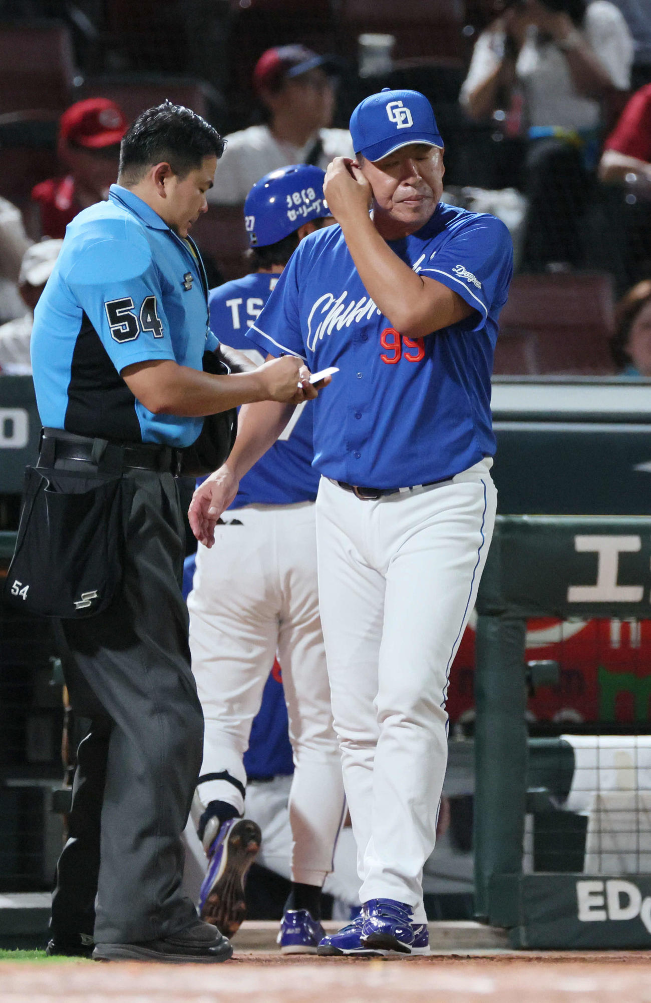 広島対中日　9回表終了時、交代を告げる井上監督（撮影・加藤孝規）