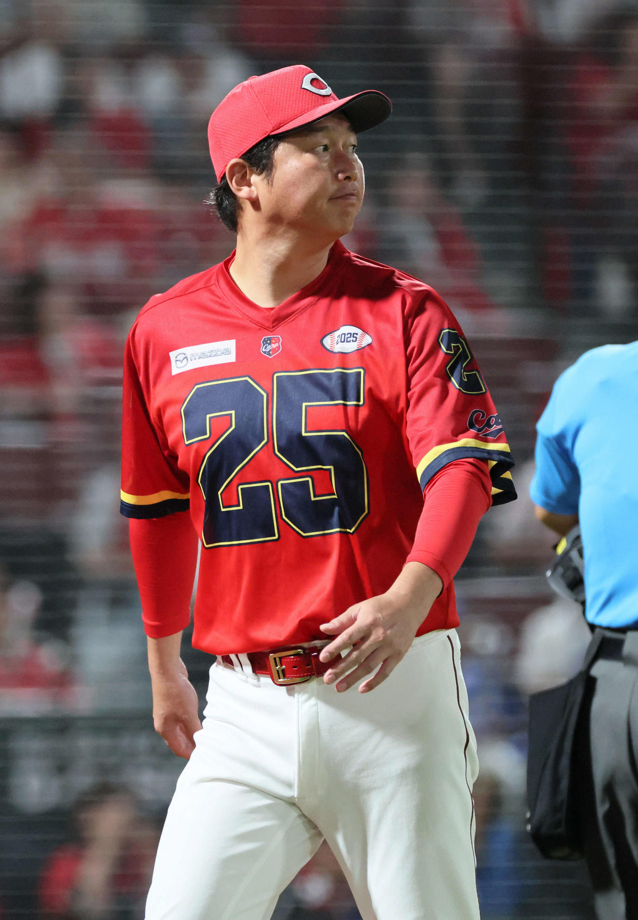 広島対中日　8回表中日無死三塁、交代を告げる新井監督（撮影・加藤孝規）
