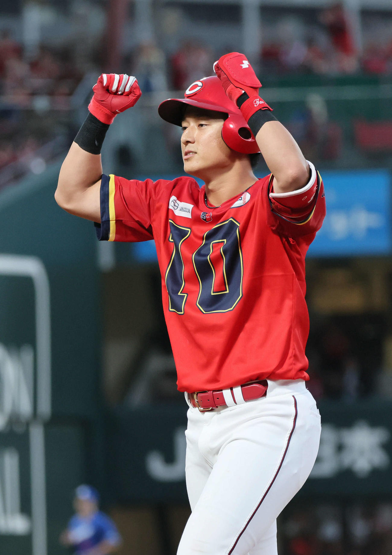 広島対中日　2回裏広島2死一、二塁、佐々木は先制右適時打を放つ（撮影・加藤孝規）
