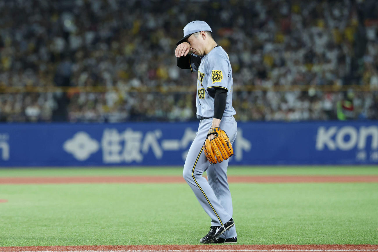 ヤクルト対阪神　8回裏を無失点に抑えた阪神石井（撮影・宮地輝）