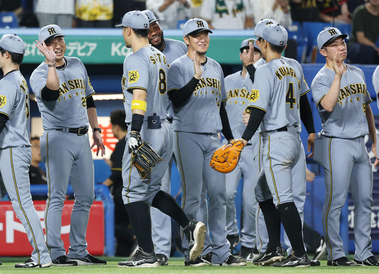 ヤクルト対阪神　選手たちと勝利のタッチを交わす阪神藤川監督（左端）と石井（右端）ら（撮影・宮地輝）