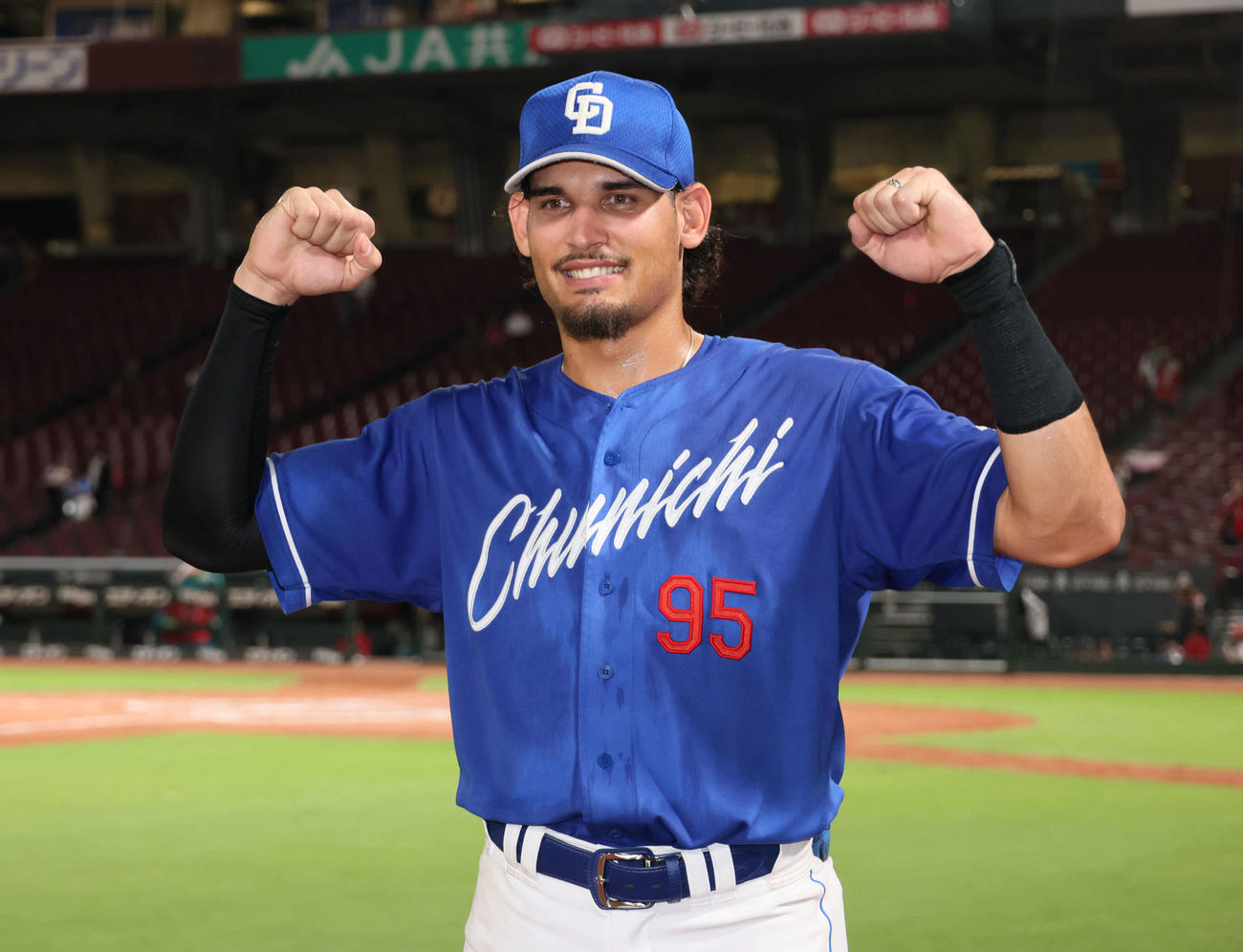 広島対中日　ポーズを決めるロドリゲス（撮影・加藤孝規）