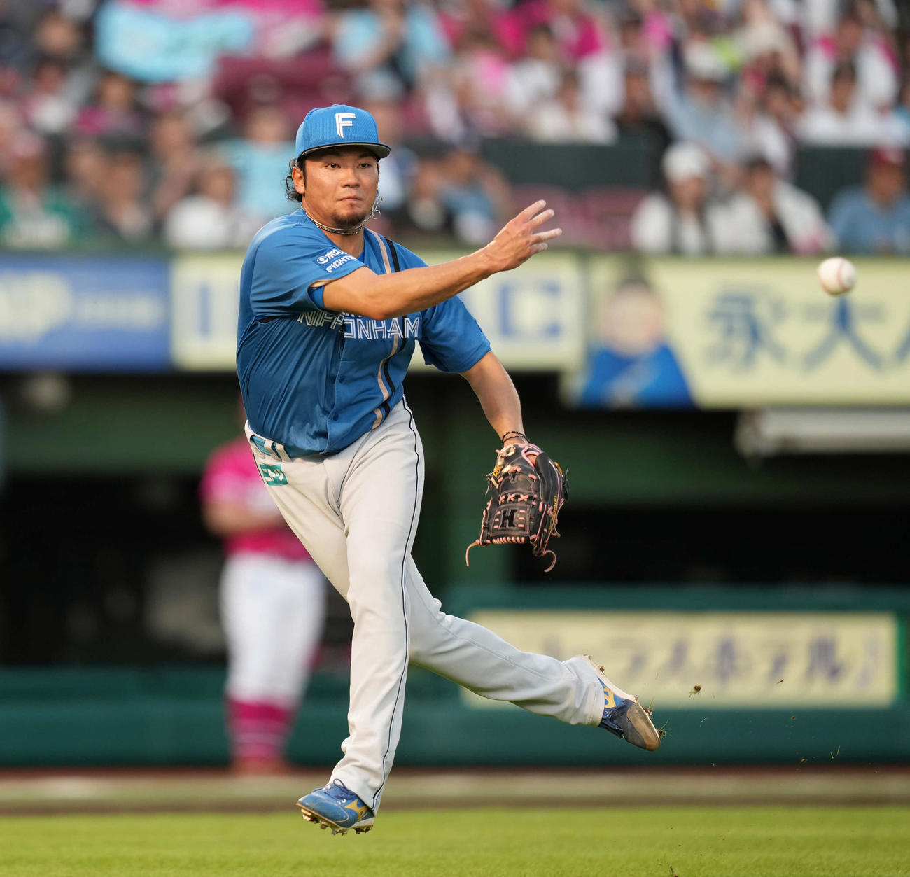 17日の楽天戦で打球を処理する伊藤