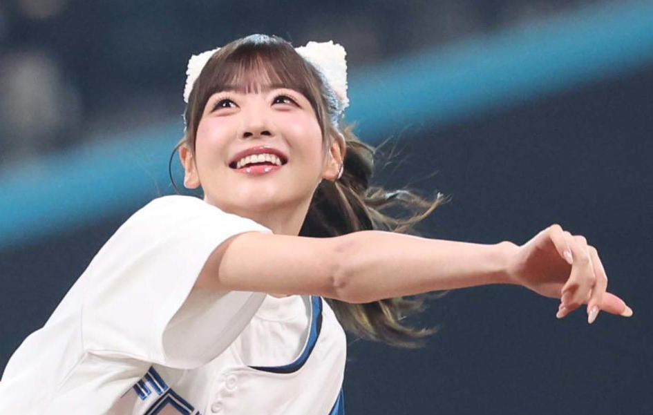 日本ハム対ソフトバンク　ファーストピッチセレモニーで投球するFRUITS ZIPPERの櫻井優衣（撮影・黒川智章）