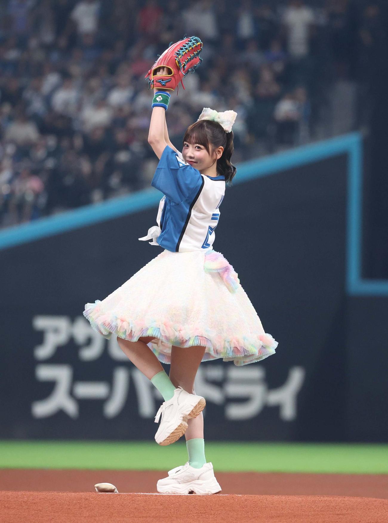 日本ハム対ソフトバンク　ファーストピッチセレモニーで投球するFRUITS ZIPPERの櫻井優衣（撮影・黒川智章）