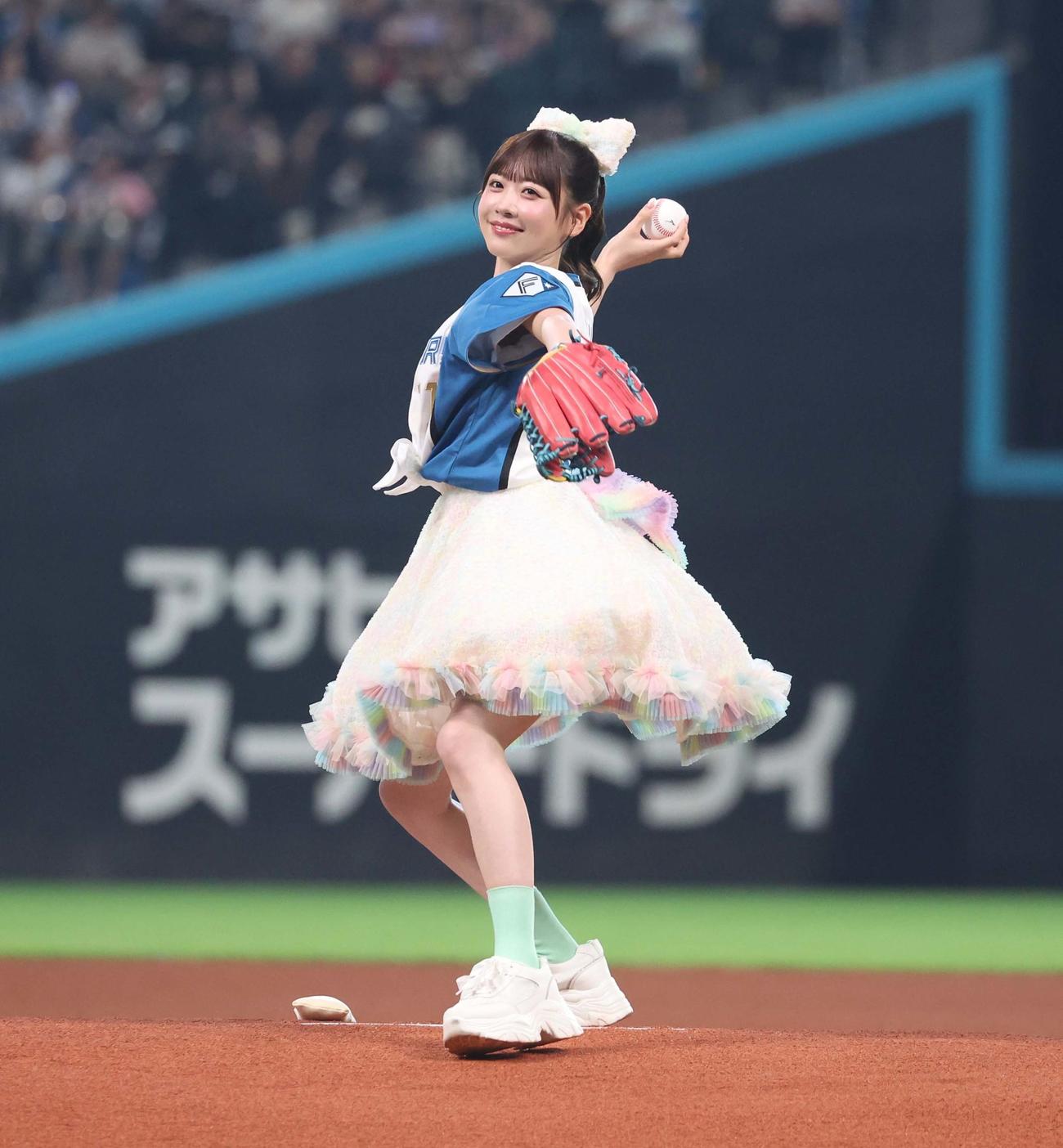 日本ハム対ソフトバンク　ファーストピッチセレモニーで投球するFRUITS ZIPPERの櫻井優衣（撮影・黒川智章）