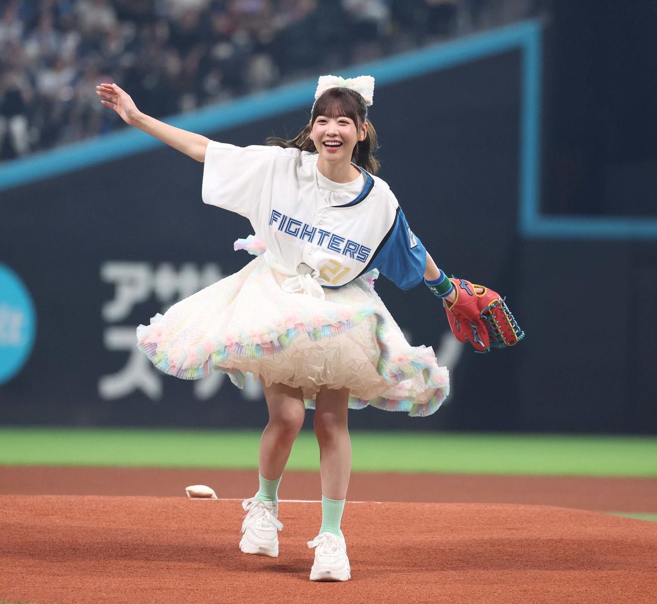 日本ハム対ソフトバンク　ファーストピッチセレモニーで投球するFRUITS ZIPPERの櫻井優衣（撮影・黒川智章）
