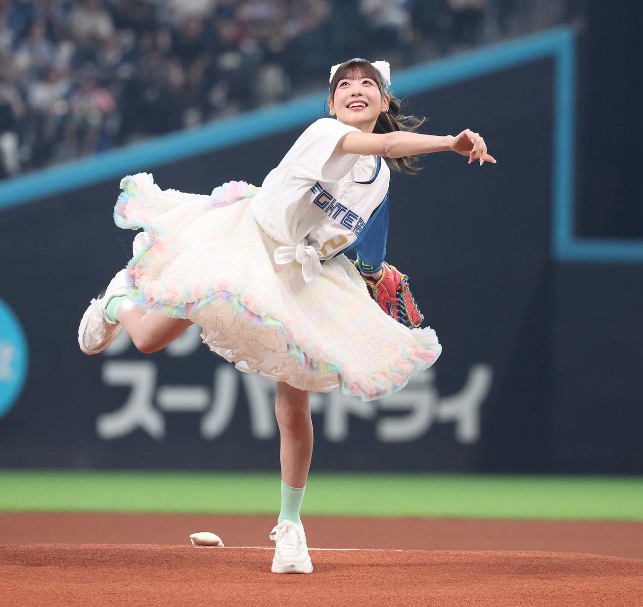 日本ハム対ソフトバンク　ファーストピッチセレモニーで投球するFRUITS ZIPPERの櫻井優衣（撮影・黒川智章）