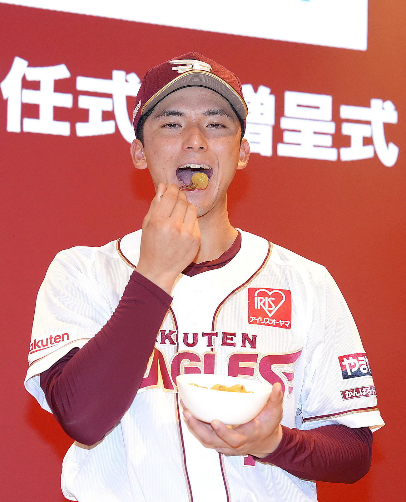 出身地の広島県三次市観光大使に就任し、ぶどうを試食する楽天宗山（撮影・足立雅史）