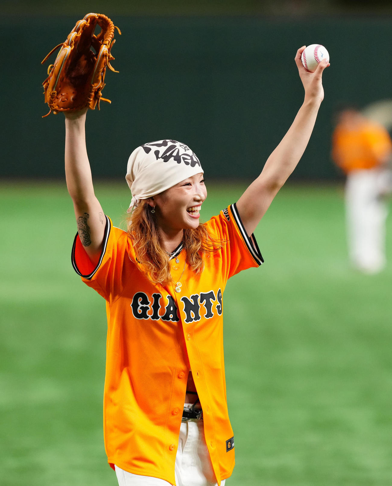 巨人対DeNA　試合前、始球式に臨み、笑顔を見せるパリ五輪ブレイキン女子金メダリストのAMI（撮影・江口和貴）