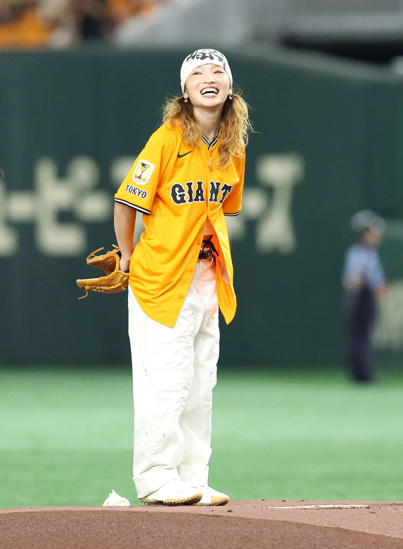 巨人対DeNA　セレモニアルピッチを終え笑顔を見せるBgirl AMI（撮影・鈴木正人）