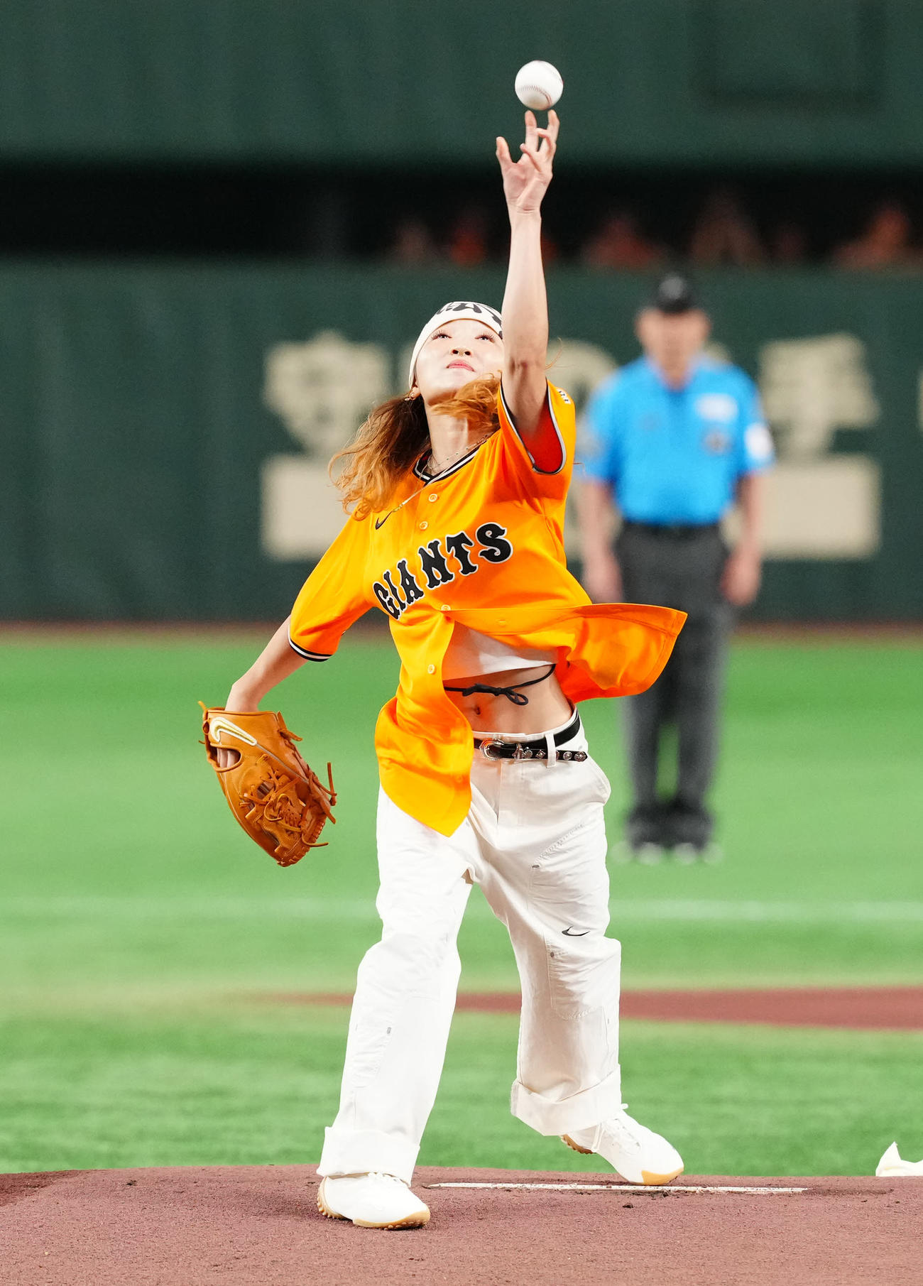 巨人対DeNA　試合前、始球式に臨むパリ五輪ブレイキン女子金メダリストのAMI（撮影・江口和貴）