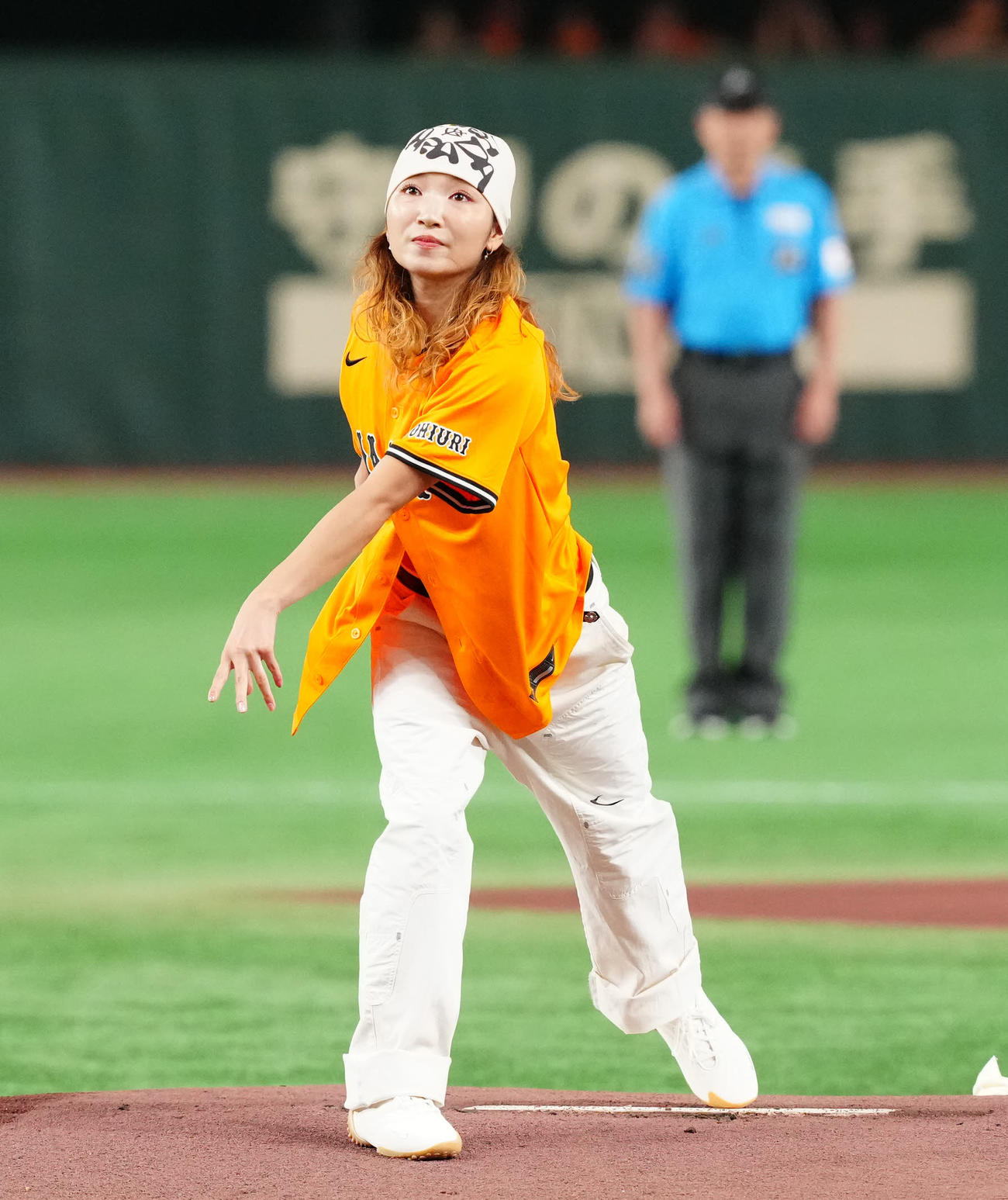 巨人対DeNA　試合前、始球式に臨むパリ五輪ブレイキン女子金メダリストのAMI（撮影・江口和貴）
