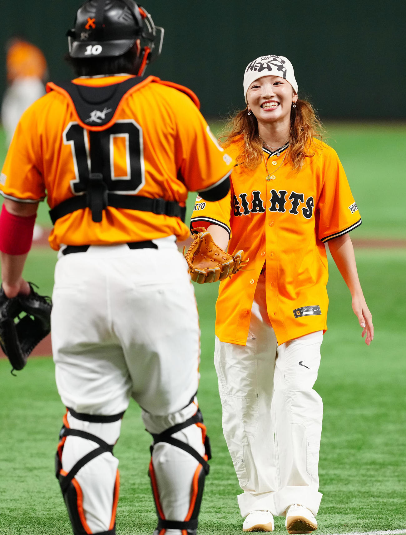 巨人対DeNA　試合前、始球式に臨み、笑顔を見せるパリ五輪ブレイキン女子金メダリストのAMI（撮影・江口和貴）