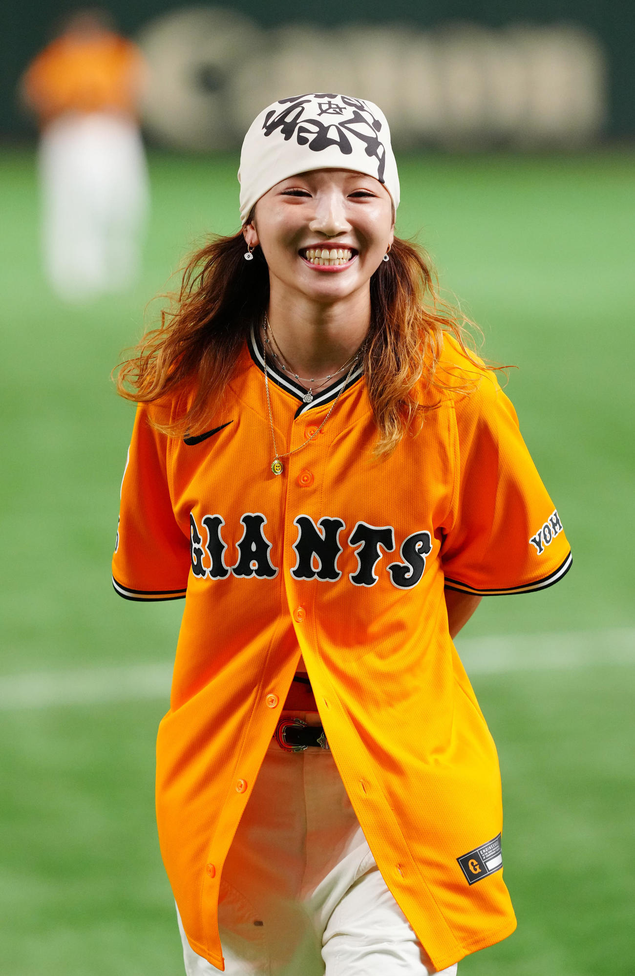 巨人対DeNA　試合前、始球式に臨み、笑顔を見せるパリ五輪ブレイキン女子金メダリストのAMI（撮影・江口和貴）