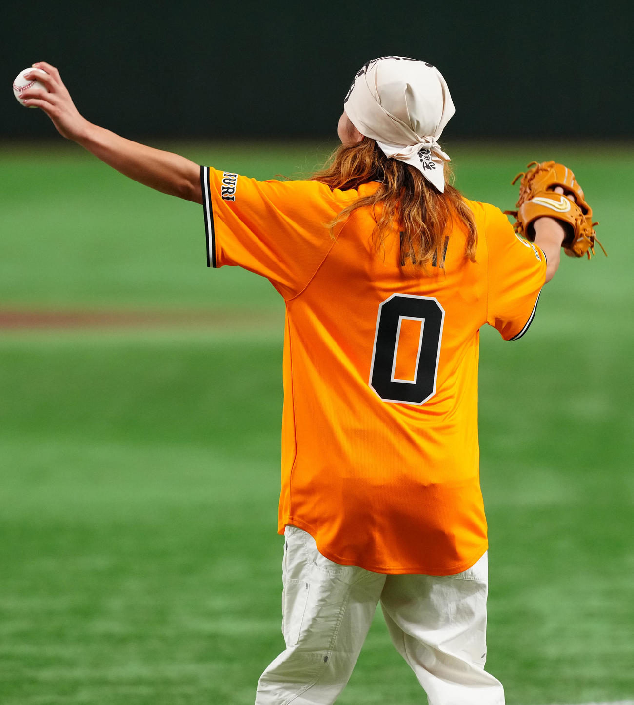 巨人対DeNA　試合前、始球式に臨んだパリ五輪ブレイキン女子金メダリストのAMI（撮影・江口和貴）