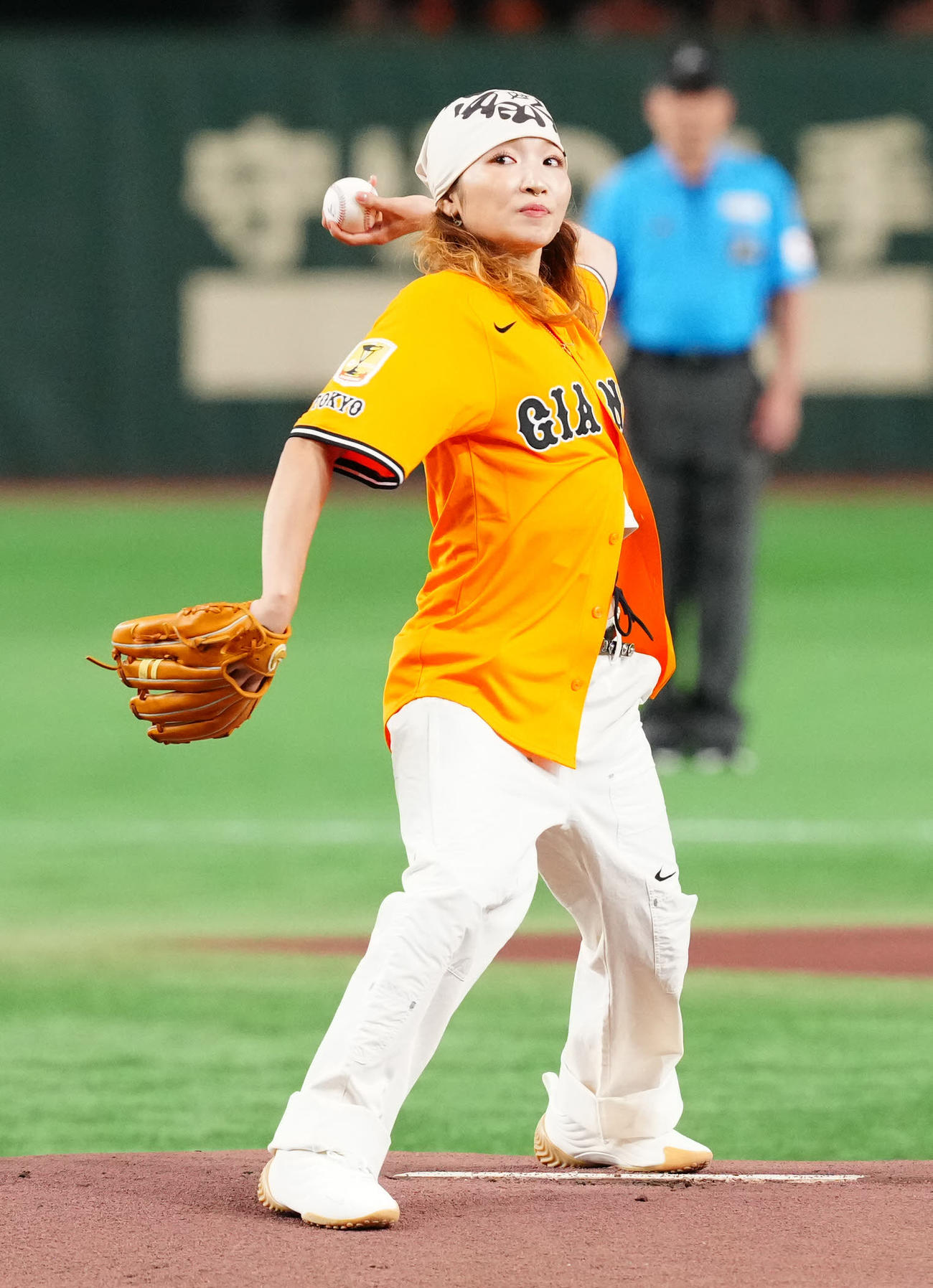 巨人対DeNA　試合前、始球式に臨むパリ五輪ブレイキン女子金メダリストのAMI（撮影・江口和貴）