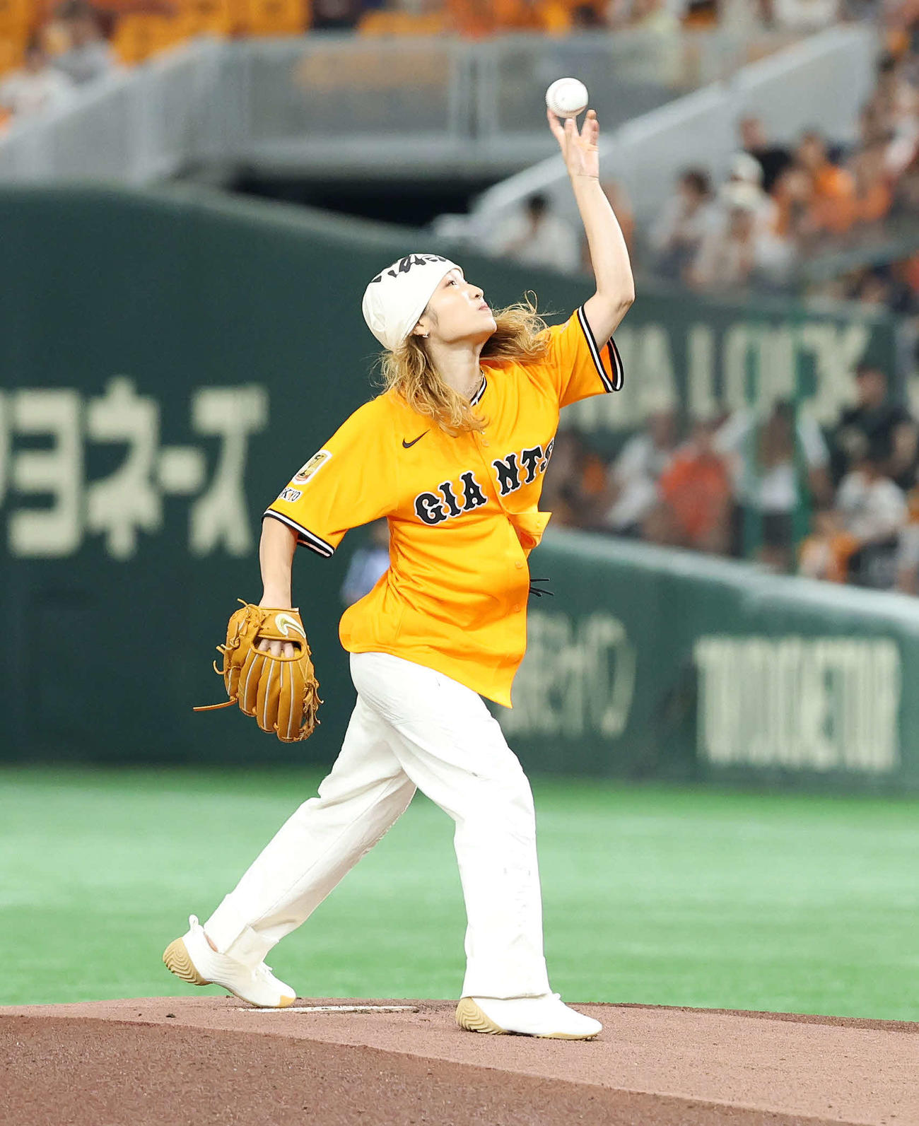 巨人対DeNA　セレモニアルピッチに臨むBgirl AMI（撮影・鈴木正人）