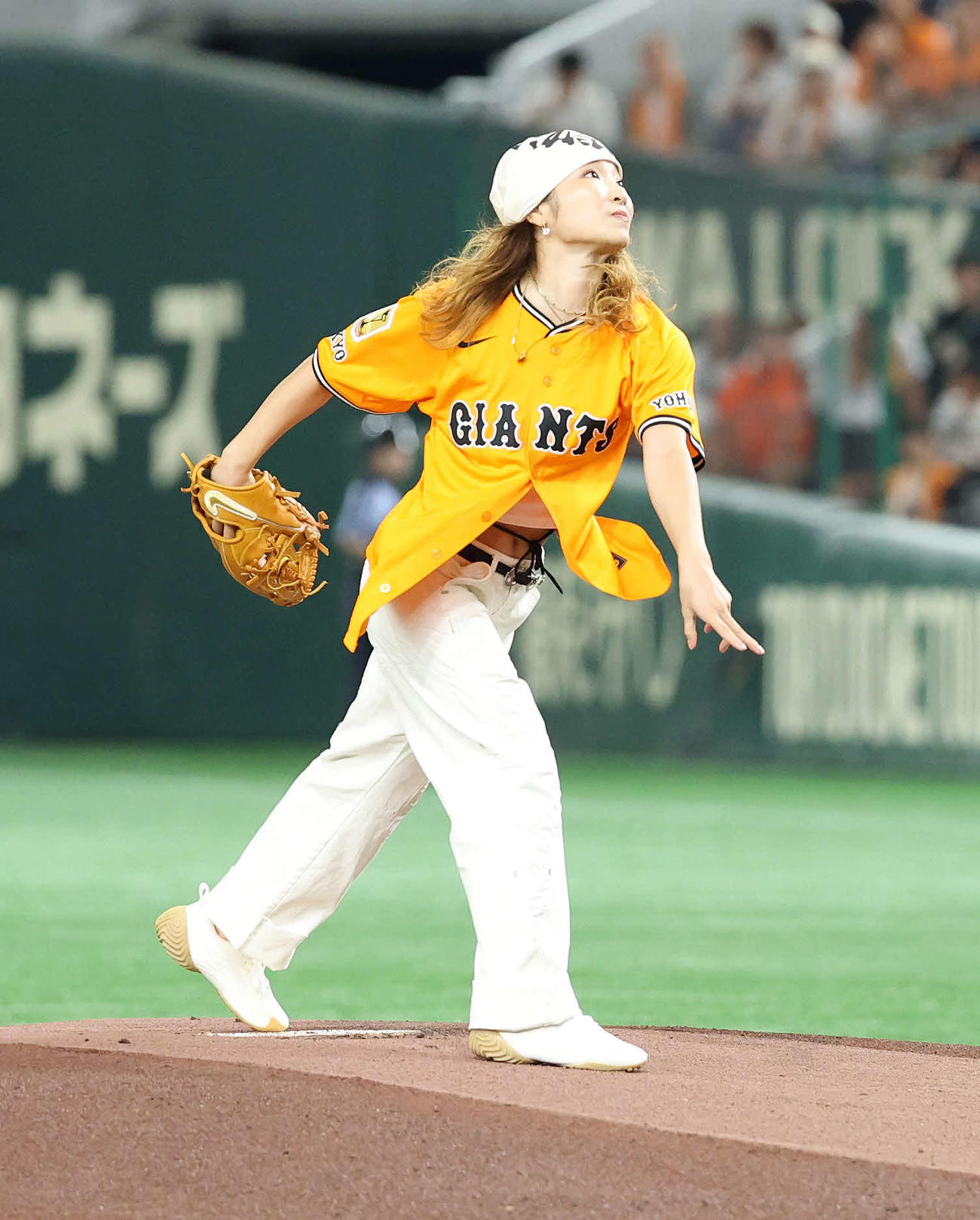 巨人対DeNA　セレモニアルピッチに臨むBgirl AMI（撮影・鈴木正人）