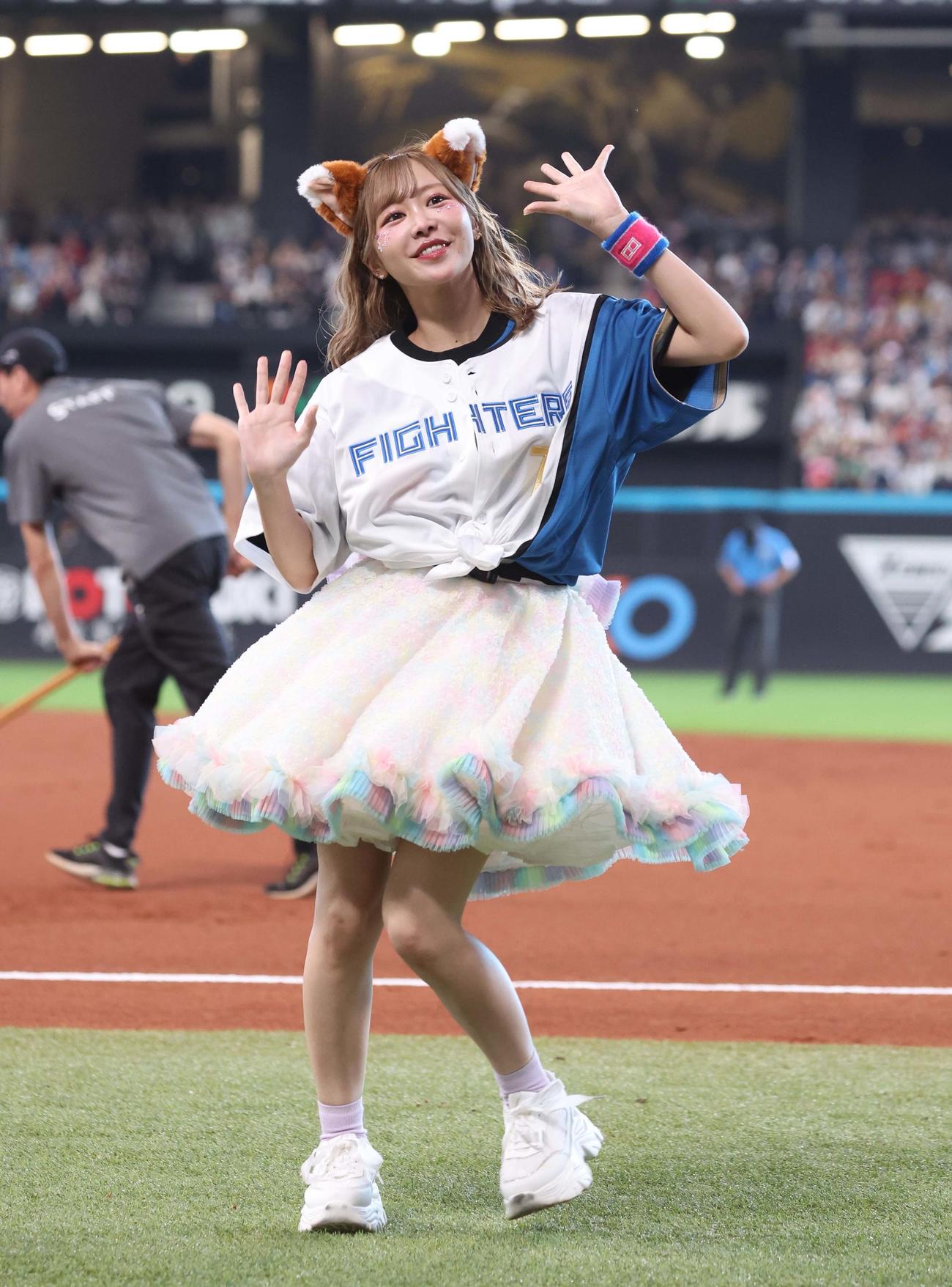 日本ハム対ソフトバンク　きつねダンスを踊るFRUITS ZIPPERのメンバー（撮影・黒川智章）