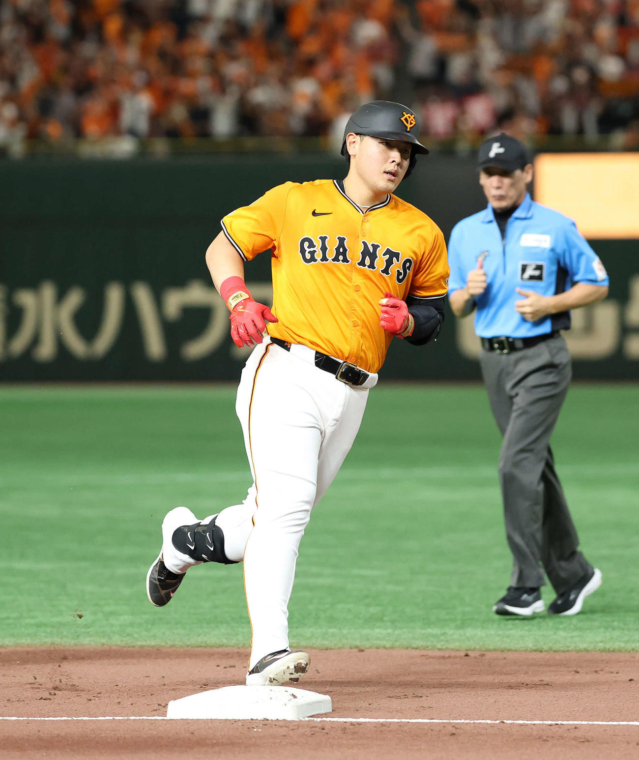 巨人対DeNA 5回裏巨人無死、岡本は左越えソロ本塁打を放つ（撮影・鈴木正人）