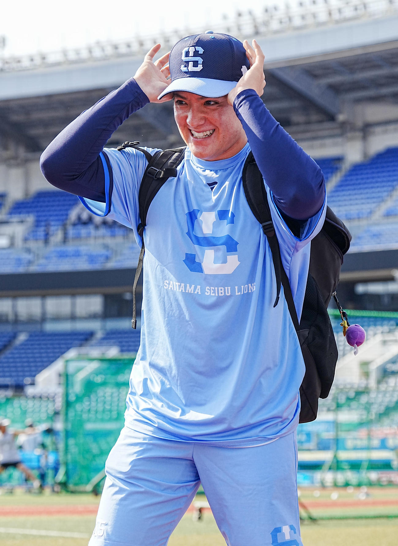 ロッテ対西武　試合前の練習でチームメートから母校の甲子園優勝を祝福され笑顔を見せる西武与座（撮影・小沢裕）