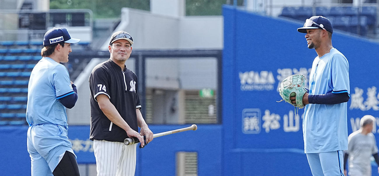 ロッテ対西武　試合前の練習で母校の甲子園優勝に花を咲かせる、左から西武与座、ロッテ伊志嶺外野守備兼走塁コーチ。右は沖縄出身の西武モンテル＝2025年8月23日