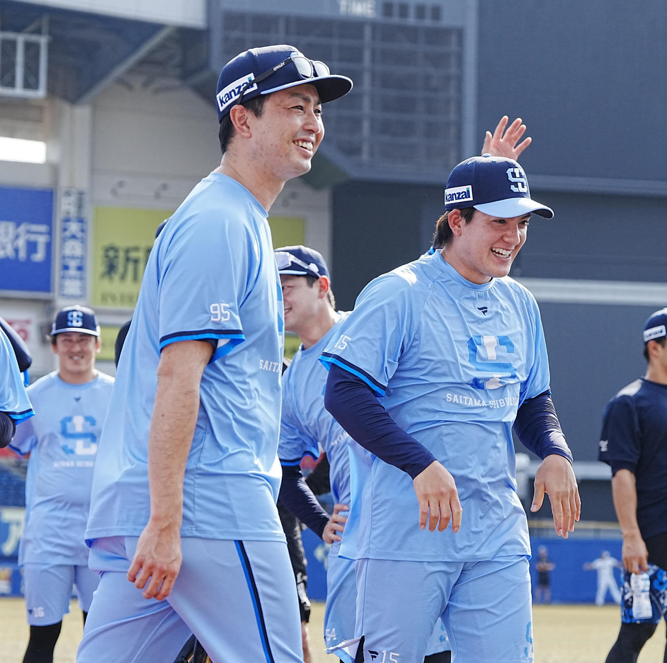 ロッテ対西武　試合前の練習でチームメートから母校の甲子園優勝を祝福され笑顔を見せる西武与座（撮影・小沢裕）
