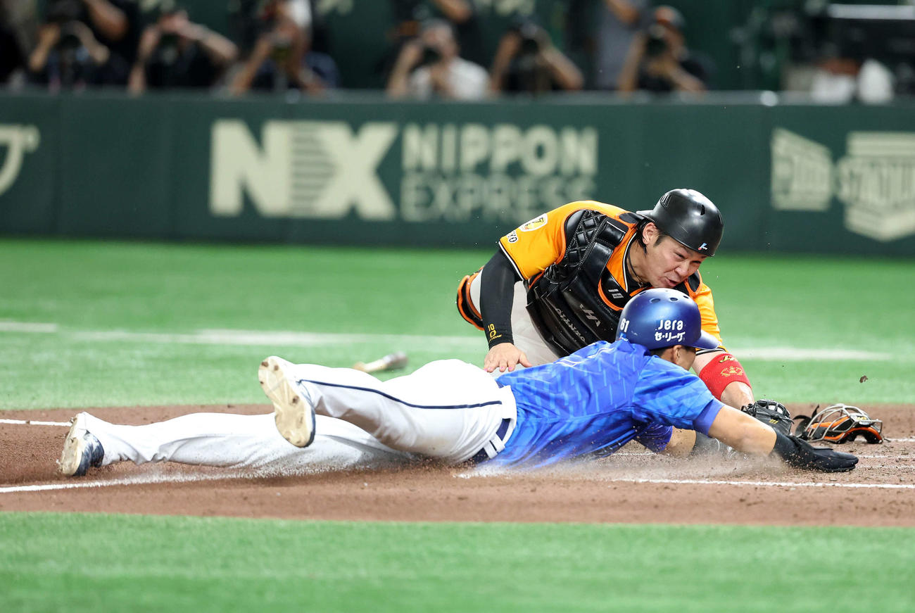 巨人対DeNA 6回表DeNA無死一塁、桑原の右越え二塁打で一塁走者の蛯名が本塁を狙うがタッチアウト、捕手は甲斐（撮影・鈴木正人）