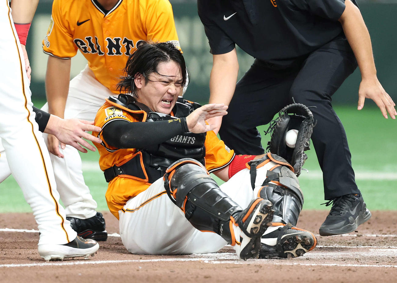 巨人対DeNA 6回表DeNA無死一塁、本塁でのクロスプレーで痛がる巨人甲斐（撮影・鈴木正人）