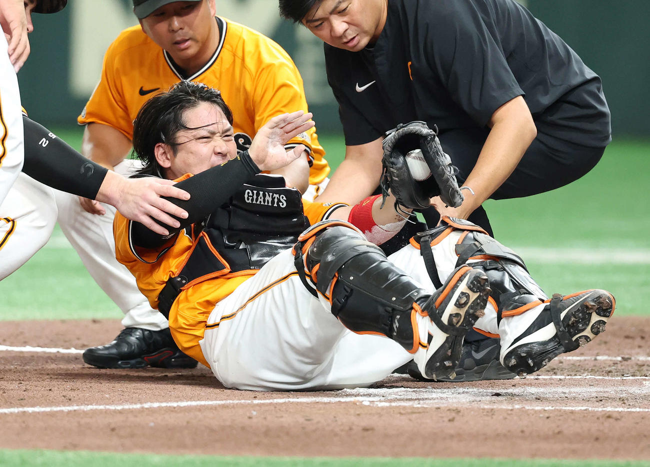 巨人対DeNA 6回表DeNA無死一塁、本塁でのクロスプレーで痛がる巨人甲斐（撮影・鈴木正人）