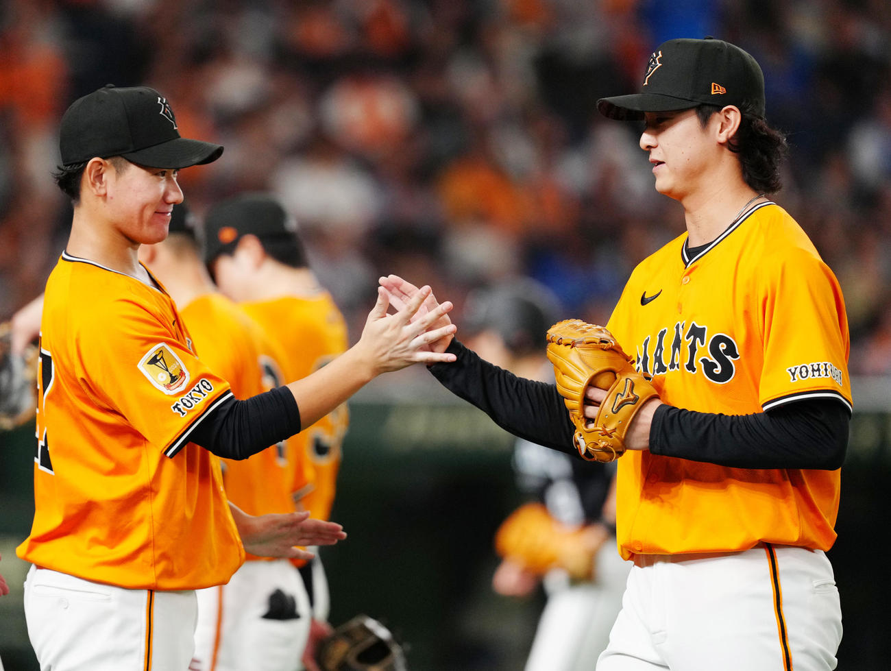 巨人対DeNA 6回表終了後、タッチを交わす巨人先発井上（左）と2番手の田中瑛（撮影・江口和貴）